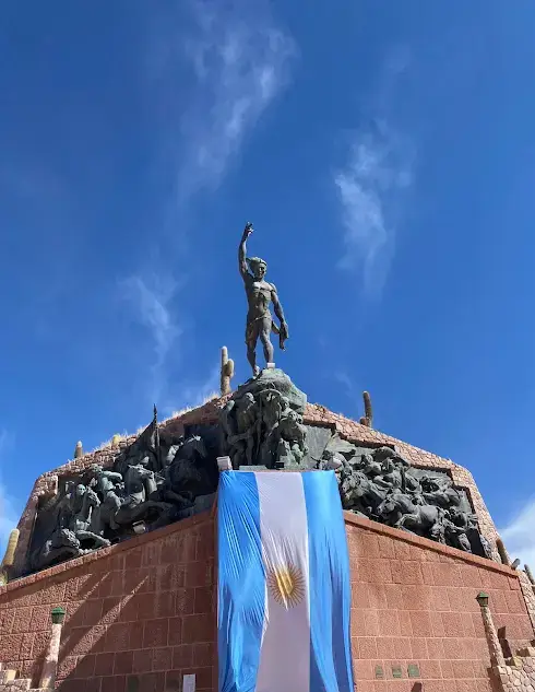 Monumento a Los Heros de La Independencia with the Argentinian flag.